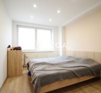 ZNÍŽENÁ CENA EXKLUZÍVNE NA PREDAJ: 3-IZBOVÝ BYT 94 m² | PARKOVACIE MIE - Spálňa v 3-izbovom byte s podlahou s dreveným dekorom a jednoducho zariadeným interiérom.