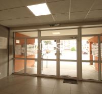 ZNÍŽENÁ CENA EXKLUZÍVNE NA PREDAJ: 3-IZBOVÝ BYT 94 m² | PARKOVACIE MIE - Vstupná hala bytového domu na Učňovskej ulici v Košiciach II so schránkami.