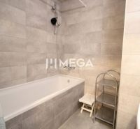 ZNÍŽENÁ CENA EXKLUZÍVNE NA PREDAJ: 3-IZBOVÝ BYT 94 m² | PARKOVACIE MIE - Kúpeľňa s vaňou, sprchou a regálom v 3-izbovom byte, svetlé obklady.