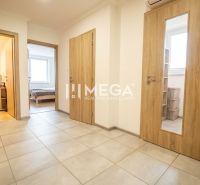 ZNÍŽENÁ CENA EXKLUZÍVNE NA PREDAJ: 3-IZBOVÝ BYT 94 m² | PARKOVACIE MIE - Chodba v 3-izbovom byte s keramickou dlažbou a dverami s dreveným dekorom.
