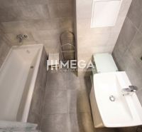 ZNÍŽENÁ CENA EXKLUZÍVNE NA PREDAJ: 3-IZBOVÝ BYT 94 m² | PARKOVACIE MIE - Kúpeľňa s vaňou a keramickými obkladmi v 3-izbovom byte.