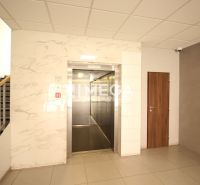 ZNÍŽENÁ CENA EXKLUZÍVNE NA PREDAJ: 3-IZBOVÝ BYT 94 m² | PARKOVACIE MIE - Vstupná hala s výťahom a schodiskom v 3-izbovom byte.