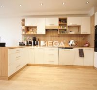 ZNÍŽENÁ CENA EXKLUZÍVNE NA PREDAJ: 3-IZBOVÝ BYT 94 m² | PARKOVACIE MIE - Kuchyňa s podlahou s dreveným dekorom v 3-izbovom byte, svetlý nábytok.