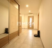 ZNÍŽENÁ CENA EXKLUZÍVNE NA PREDAJ: 3-IZBOVÝ BYT 94 m² | PARKOVACIE MIE - Chodba v 3-izbovom byte s veľkou vstavanou skriňou a dlažbou.