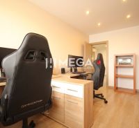 ZNÍŽENÁ CENA EXKLUZÍVNE NA PREDAJ: 3-IZBOVÝ BYT 94 m² | PARKOVACIE MIE - Pracovná miestnosť v 3-izbovom byte s hernými stoličkami a podlahou s dreveným dekorom.