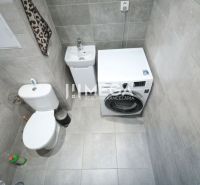 ZNÍŽENÁ CENA EXKLUZÍVNE NA PREDAJ: 3-IZBOVÝ BYT 94 m² | PARKOVACIE MIE - Kúpeľňa v 3-izbovom byte s práčkou a toaletou, ladená v šedých odtieňoch.
