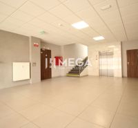 ZNÍŽENÁ CENA EXKLUZÍVNE NA PREDAJ: 3-IZBOVÝ BYT 94 m² | PARKOVACIE MIE - Vstupná hala s výťahom a schodiskom v 3-izbovom byte, svetlý priestor.