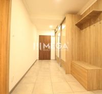 ZNÍŽENÁ CENA EXKLUZÍVNE NA PREDAJ: 3-IZBOVÝ BYT 94 m² | PARKOVACIE MIE - Chodba v 3-izbovom byte s dreveným dekorom a priestrannou vstavanou skriňou.