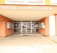 ZNÍŽENÁ CENA EXKLUZÍVNE NA PREDAJ: 3-IZBOVÝ BYT 94 m² | PARKOVACIE MIE - Vchod do bytového domu na Učňovskej v Košiciach II s parketami pre 3-izbový byt.