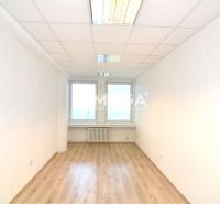 NA PRENÁJOM POSLEDNÉ VOĽNÉ kancelárie v centre mesta – 17,5 m² - Jasné kancelárie s podlahou s dreveným dekorom, bielymi stenami a stropnými svietidlami.