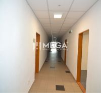 NA PRENÁJOM POSLEDNÉ VOĽNÉ kancelárie v centre mesta – 17,5 m² - Chodba s bielymi stenami a viacerými dverami v kancelárskom priestore.