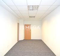 NA PRENÁJOM POSLEDNÉ VOĽNÉ kancelárie v centre mesta – 17,5 m² - Kancelária s bielymi stenami, kazetovým stropom a kobercom na podlahe.