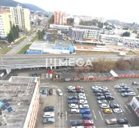 NA PRENÁJOM POSLEDNÉ VOĽNÉ kancelárie v centre mesta – 17,5 m² - Pohľad na obchodné priestory na Štefánikovej ulici v Humennom s parkoviskom.