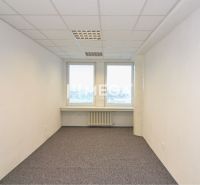 NA PRENÁJOM POSLEDNÉ VOĽNÉ kancelárie v centre mesta – 17,5 m² - Interiér kancelárie s bielymi stenami, kobercom a dvoma oknami.
