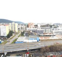 NA PRENÁJOM POSLEDNÉ VOĽNÉ kancelárie v centre mesta – 17,5 m² - Mesto Humenné, ulica Štefánikova, zobrazuje výhľad na obchodné priestory a diaľnicu.