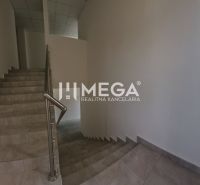 NA PRENÁJOM NOVÉ KANCELÁRSKE PRIESTORY Laborecká HUMENNÉ - Schodisko v kanceláriách s dlaždicovou podlahou a oknom poskytujúcim denné svetlo.
