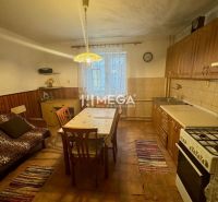 NA PREDAJ PRIESTRANNÝ RODINNÝ DOM OBEC MYSLINA - Kuchyňa v rodinnom dome s dreveným dekorom na stoličkách a veľkým stolom.