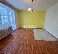 NA PREDAJ PRIESTRANNÝ RODINNÝ DOM OBEC MYSLINA - Izba s podlahou s dreveným dekorom a žltou stenou v rodinnom dome.