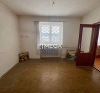 NA PREDAJ PRIESTRANNÝ RODINNÝ DOM OBEC MYSLINA - Izba v rodinnom dome s podlahou s dreveným dekorom a obrazmi opretými o stenu.