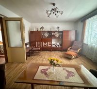 NA PREDAJ PRIESTRANNÝ RODINNÝ DOM OBEC MYSLINA - Obývacia izba v rodinnom dome s podlahou s dreveným dekorom a starožitným nábytkom.