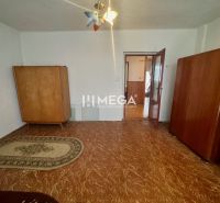 NA PREDAJ PRIESTRANNÝ RODINNÝ DOM OBEC MYSLINA - Izba v rodinnom dome so skriňami, svetlom a podlahou s dreveným dekorom.