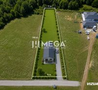 REZERVOVANÝ HOTOVÝ STAVEBNÝ POZEMOK S PRÍPOJKAMI JASENOV - Pozemok na bývanie v Jasenove s trávnatým povrchom, lemovaný stromami a domom.