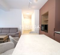 NA PRENÁJOM PRÉMIOVÝ 3-IZBOVÝ BYT – CENTRAL POINT HUMENNÉ - Obývacia časť 3-izbového bytu s pohodlnou sedačkou, jedálenským stolom a modernou kuchyňou.