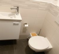 Na prenájom kancelársky priestor 30 m² – Trnava Františkánska - Kúpeľňa v kancelárii s umývadlom, toaletou a stenovým obkladom.