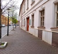 Na prenájom kancelársky priestor 30 m² – Trnava Františkánska - Ulica Františkánska v Trnave s historickými budovami a stromami pri kanceláriách.