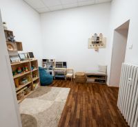 Na prenájom kancelársky priestor 30 m² – Trnava Františkánska - Kancelárie s podlahou s dreveným dekorom a detským kútikom plným hračiek.