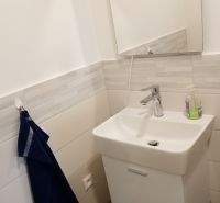 Na prenájom kancelársky priestor 30 m² – Trnava Františkánska - Umývadlo s bielymi obkladačkami, zrkadlom a tmavým uterákom v kancelárii.