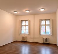 Na prenájom kancelársky priestor 30 m² – Trnava Františkánska - Miestnosť s dvoma oknami, bielymi stenami a podlahou s dreveným dekorom. Kancelárie.