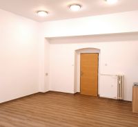 Na prenájom kancelársky priestor 30 m² – Trnava Františkánska - Kancelárie s podlahou s dreveným dekorom, bielymi stenami a umývadlom.