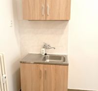 Na prenájom kancelársky priestor 30 m² – Trnava Františkánska - Malá kuchynská linka s umývadlom a skrinkami, podlaha s dreveným dekorom.