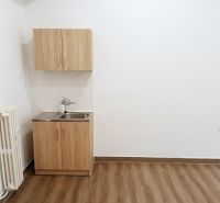 Na prenájom kancelársky priestor 30 m² – Trnava Františkánska - Kancelárie so skrinkou a umývadlom, podlaha s dreveným dekorom.