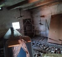 Veľký, vyše 4,5Ha slnečný pozemok s chalupou v strede, na lazoch, pri  - Interiér chaty s deravou podlahou, dreveným stropom a uskladneným materiálom.