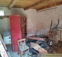 Veľký, vyše 4,5Ha slnečný pozemok s chalupou v strede, na lazoch, pri  - Interiér chaty s červenou skriňou, fúrikom a drevenými trámami na strope.