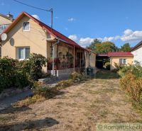 Útulný zrekonštruovaný dom / chalupa pod Slanskými vrchmi- Cabov - Rodinný dom v Cabove s červenou strechou, predzáhradkou a dláždeným chodníkom.
