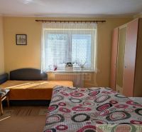 Útulný zrekonštruovaný dom / chalupa pod Slanskými vrchmi- Cabov - Spálňa v Rodinnom dome s posteľou, kreslom, šatníkovou skriňou a okenným parapetom s dekoráciami.