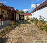 Útulný zrekonštruovaný dom / chalupa pod Slanskými vrchmi- Cabov - Rodinný dom v Cabove s verandou a záhradou plnou kvetov a zelene.