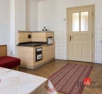 Rodinný dom s veľkým pozemkom 2 908 m² v obci Žiar - Kuchyňa v rodinnom dome s tradičným sporákom a podlahou s dreveným dekorom.