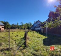 Rodinný dom s veľkým pozemkom 2 908 m² v obci Žiar - Pozemok s trávou, oplotenie a rozostavaný rodinný dom v Žiari.