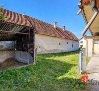 Rodinný dom s veľkým pozemkom 2 908 m² v obci Žiar - Rodinný dom v Žiari s prístreškom a trávnatou záhradou.