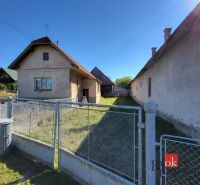 Rodinný dom s veľkým pozemkom 2 908 m² v obci Žiar - Rodinný dom v meste Žiar s dvorom, plotom a okolitou zeleňou.