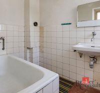 Rodinný dom s veľkým pozemkom 2 908 m² v obci Žiar - Kúpeľňa v rodinnom dome so staršou vaňou a umývadlom.