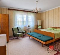 Rodinný dom s veľkým pozemkom 2 908 m² v obci Žiar - Spálňa s retro nábytkom a kvetinovými vzormi v Rodinnom dome.
