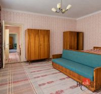 Rodinný dom s veľkým pozemkom 2 908 m² v obci Žiar - Izba v rodinnom dome s retro nábytkom a vzorovanými tapetami.