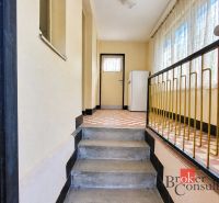 Rodinný dom s veľkým pozemkom 2 908 m² v obci Žiar - Chodba v rodinnom dome so schodmi, zábradlím a dlažbou.