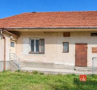 Rodinný dom s veľkým pozemkom 2 908 m² v obci Žiar - Rodinný dom v Žiari s červenou strechou a oranžovou fasádou.
