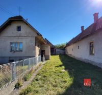 Rodinný dom s veľkým pozemkom 2 908 m² v obci Žiar - Rodinný dom v Žiari so záhradou a dvoma budovami, po slnečnej strane.